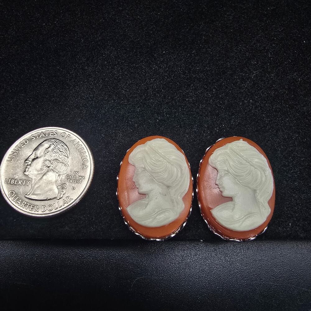 Vintage Cameo Clip On Earrings Silver Tone Orange White Acrylic NOS - Picture 2 of 8